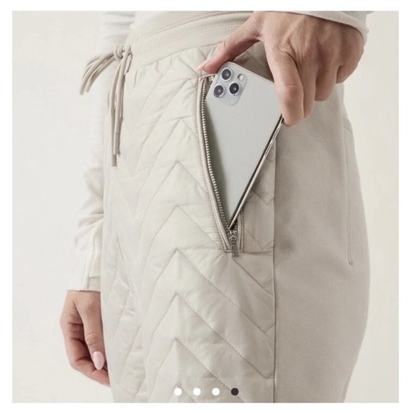 NWT Athleta Apres Ski Short Cream Beige Color Quilted Puffer Size 6 MSRP‎ $89 - Picture 5 of 9